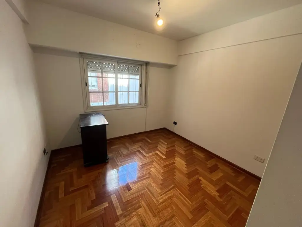 Foto de DEPARTAMENTO 3 AMB. AL FRENTE CON BALCÓN Y COCHERA, imagen 2