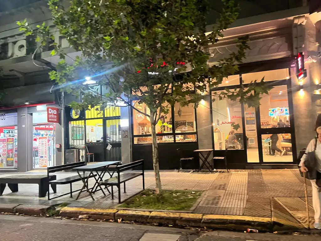 Foto de Excelente local comercial sobre Alvarez Jonte 5200, vVlla Real, imagen 1