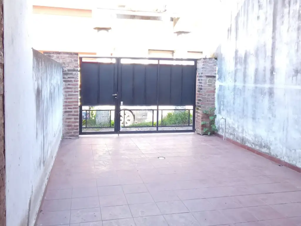 Foto de Departamento tipo 2 ambientes con patio, y entrada para vehículo, imagen 1