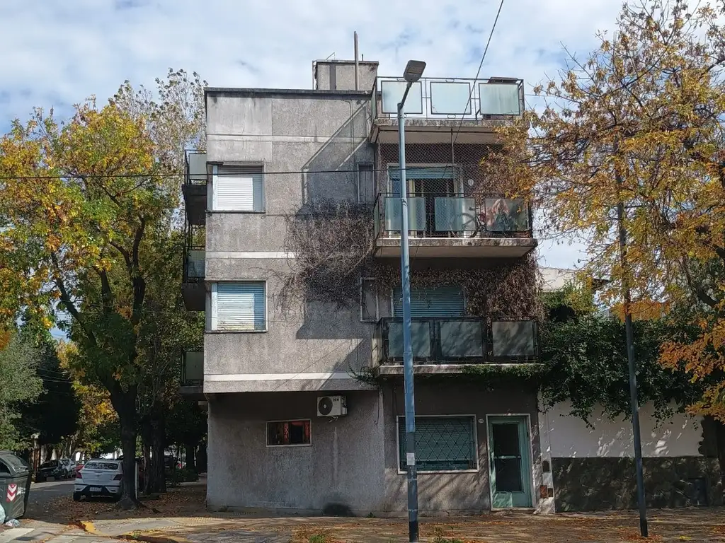 Foto de DEPARTAMENTO DE 3 AMBIENTES EN PRIMER PISO POR ESCALERA // CON 2, imagen 4