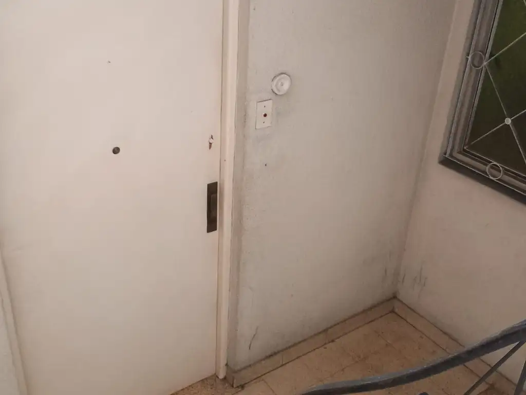 Foto de DEPARTAMENTO DE 3 AMBIENTES EN PRIMER PISO POR ESCALERA // CON 2, imagen 2