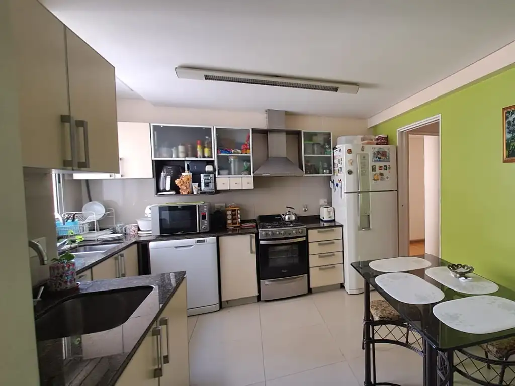 Foto de Excelente semipiso de cuatro ambientes con cochera pileta y baulera, imagen 4