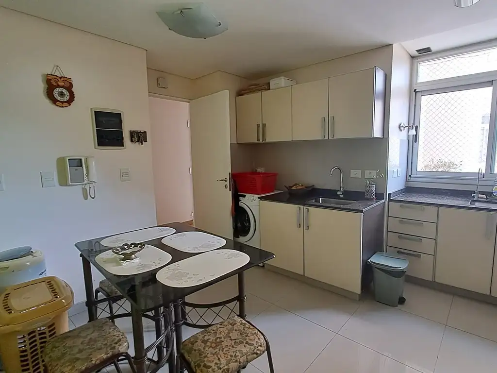 Foto de Excelente semipiso de cuatro ambientes con cochera pileta y baulera, imagen 5