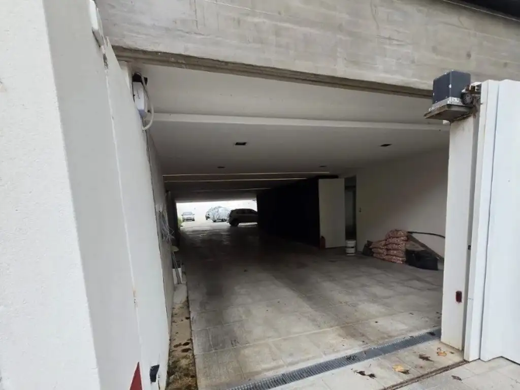 Foto de cochera en planta baja, fija y descubierta. porton automático con, imagen 4