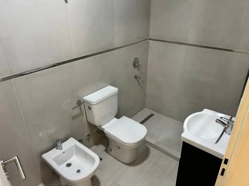 Foto de Dpto 3amb Con Dos Baños Completos Y Un Toilette Al Frente Con Balcon, imagen 3