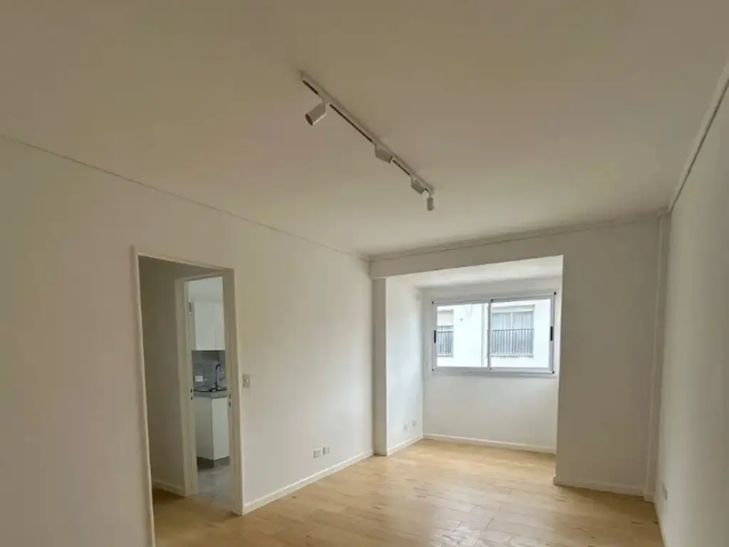 Foto de Impecable 2 Ambientes Muy Luminoso, En Excelente Ubicación, Reciclado A, imagen 1
