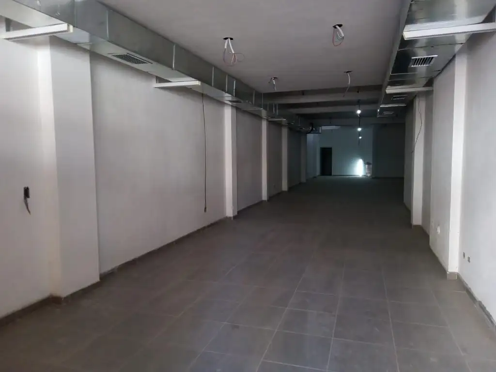Foto de LOCAL COMERCIAL - SOBRE AV. LOPE DE VEGA - Una sola planta con acceso, imagen 1