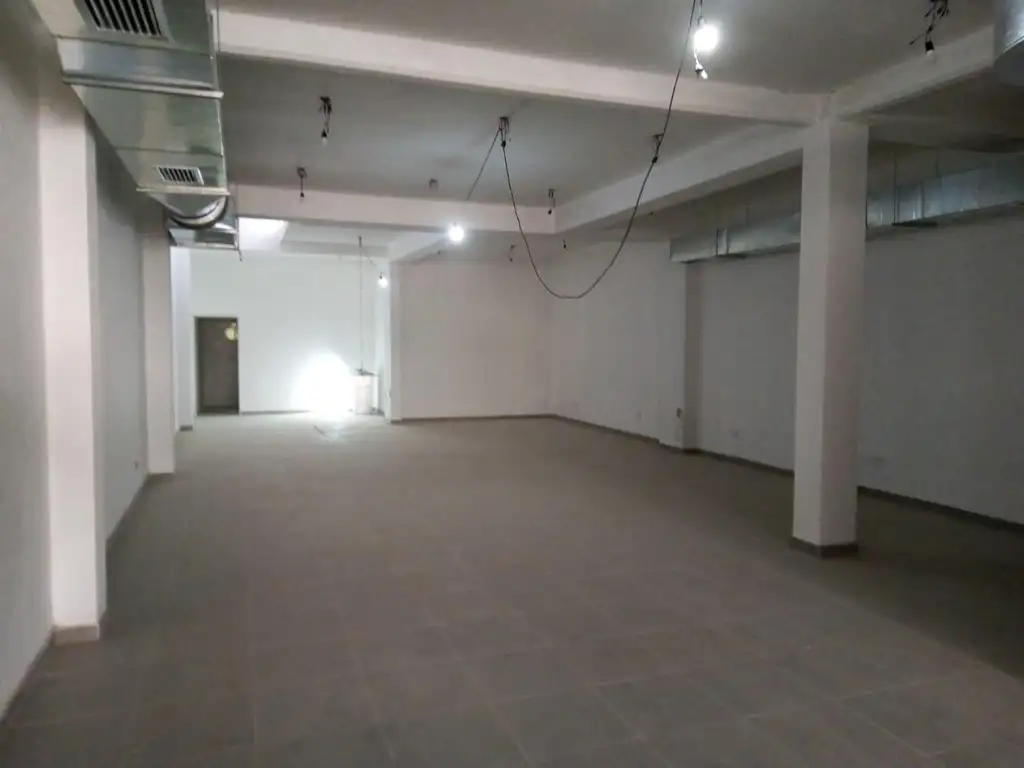 Foto de LOCAL COMERCIAL - SOBRE AV. LOPE DE VEGA - Una sola planta con acceso, imagen 2