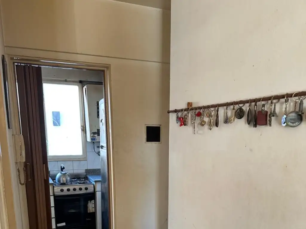 Foto de 1 ambiente amplio , contrafrente con balcon , vista abierta , muy, imagen 2