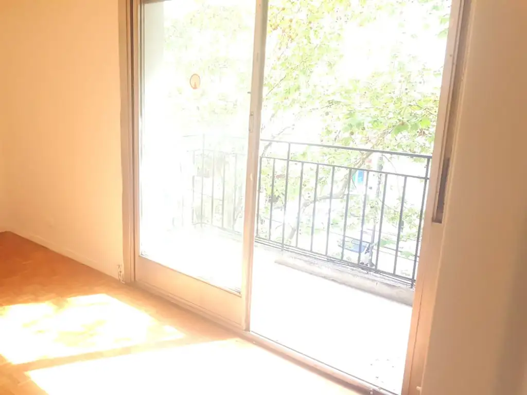 Foto de Departamento de 1 ambiente al frente 3° piso con balcon corrido, imagen 3
