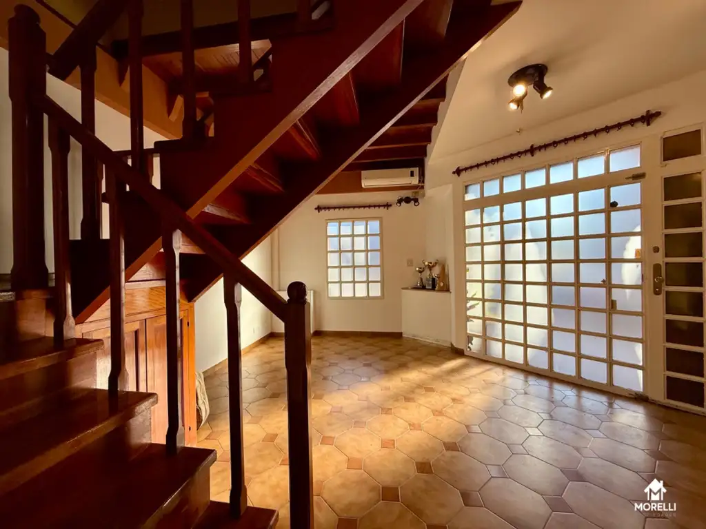 Foto de DÚPLEX 5 AMBIENTES CON COCHERA PASANTE Y PATIO.-, imagen 2