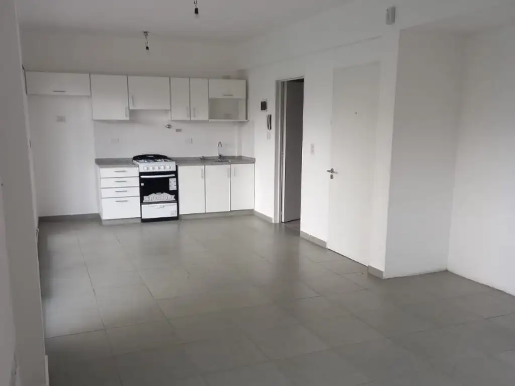 Foto de Hermoso semi piso semi nuevo de un ambiente divisible contra frente con, imagen 1
