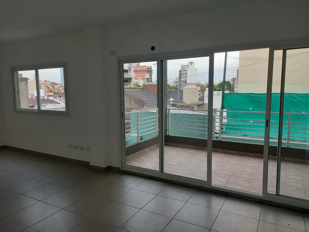 Foto de Hermoso semi piso semi nuevo de un ambiente divisible contra frente con, imagen 3