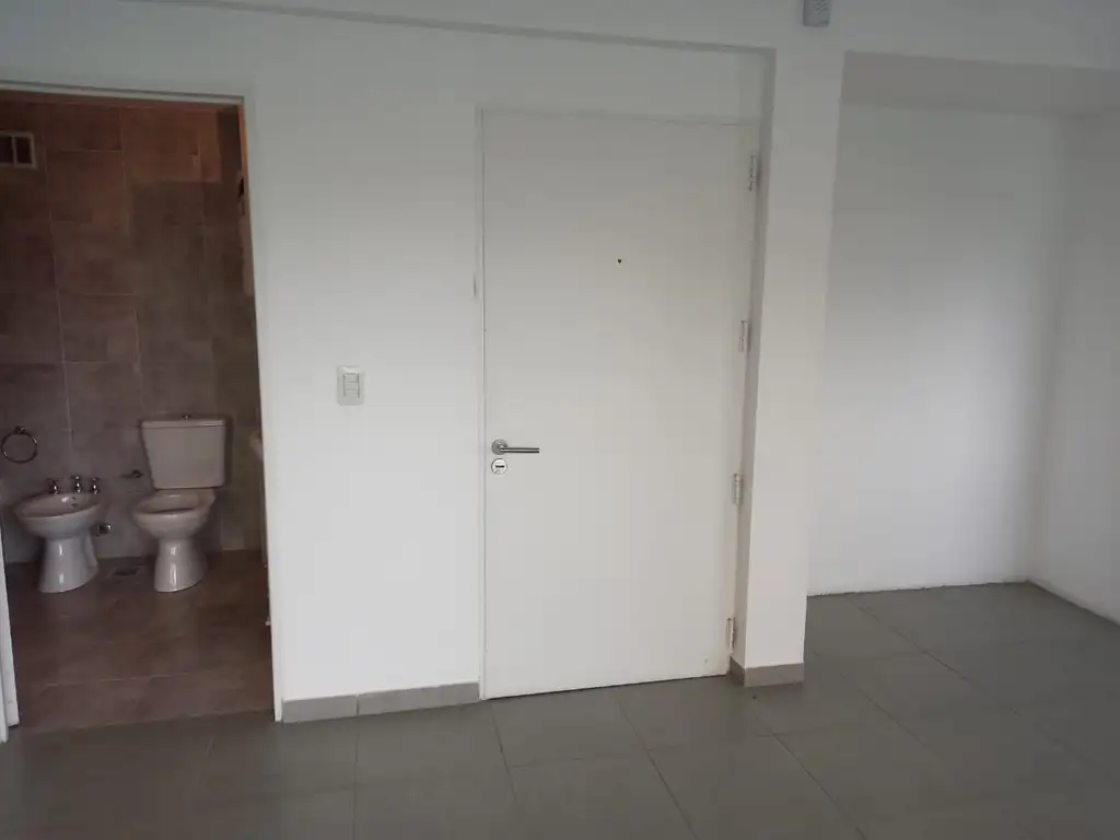 Foto de Hermoso semi piso semi nuevo de un ambiente divisible contra frente con, imagen 2