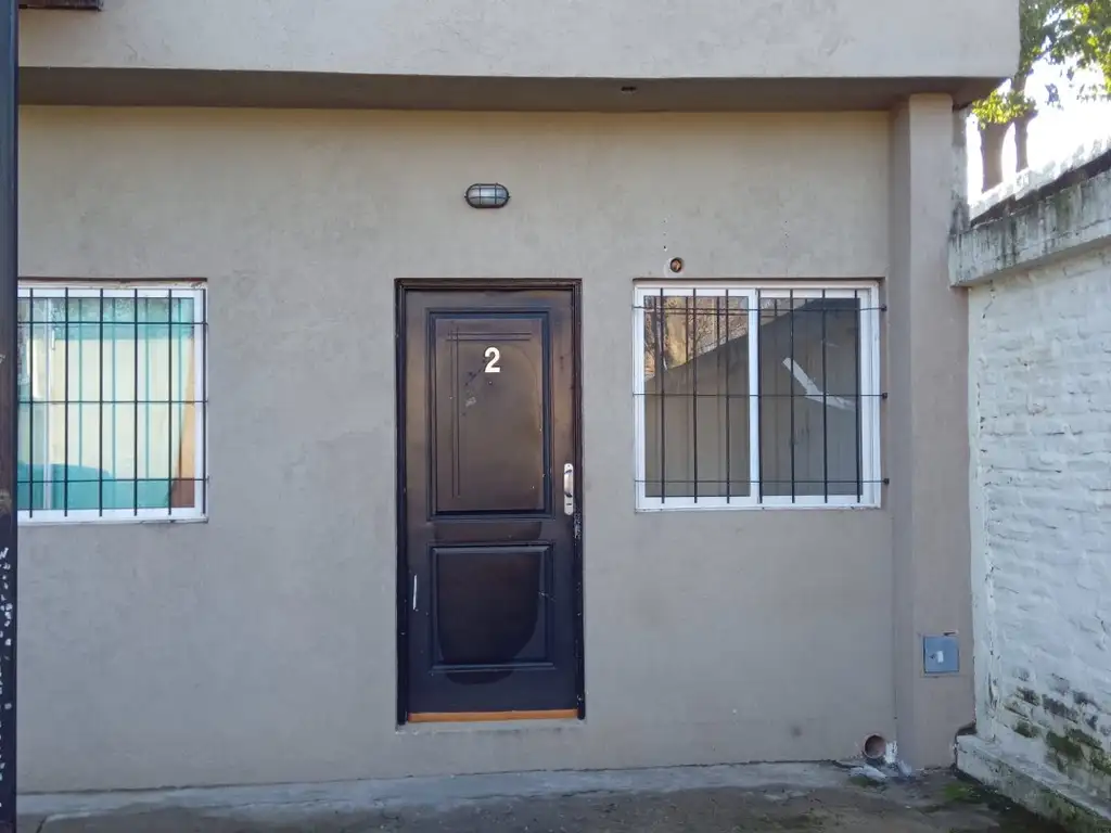 Foto de Departamento dos ambientes con pequeño patio interno y cochera, imagen 1