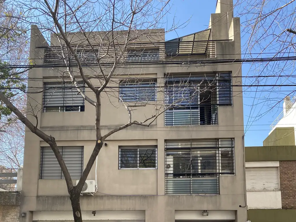 Foto de HERMOSO DEPARTAMENTO DE 4 AMBIENTES AL CONTRAFRENTE,COCHERA, PARRILLA, imagen 2