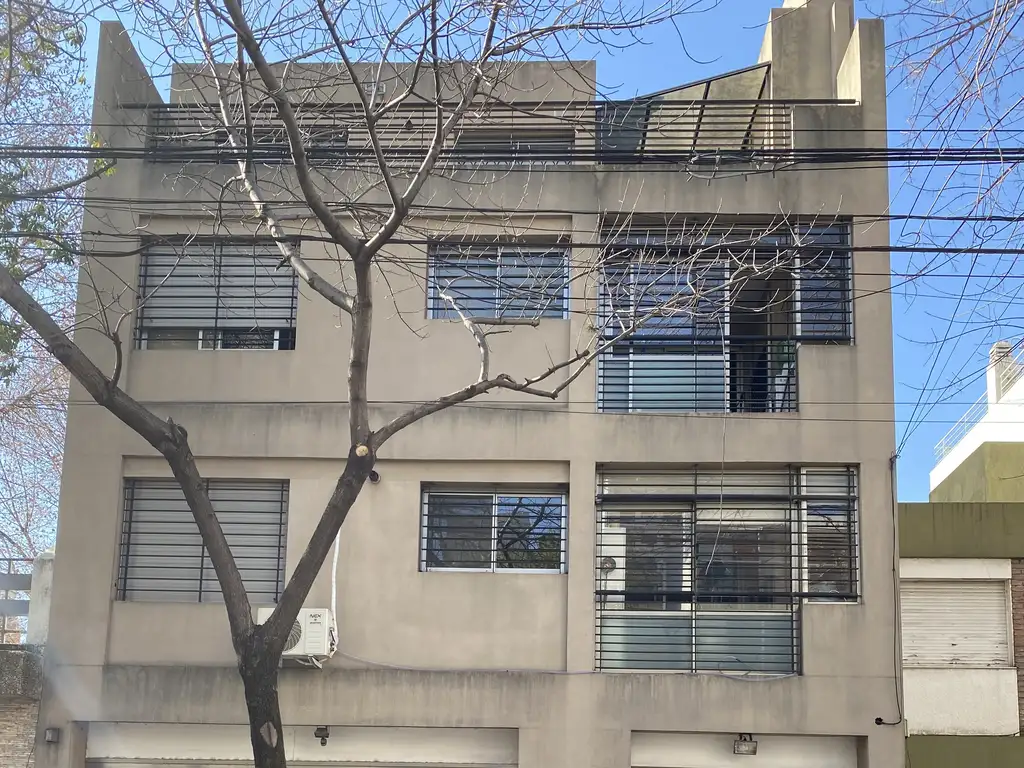 Foto de HERMOSO DEPARTAMENTO DE 4 AMBIENTES AL CONTRAFRENTE,COCHERA, PARRILLA, imagen 1