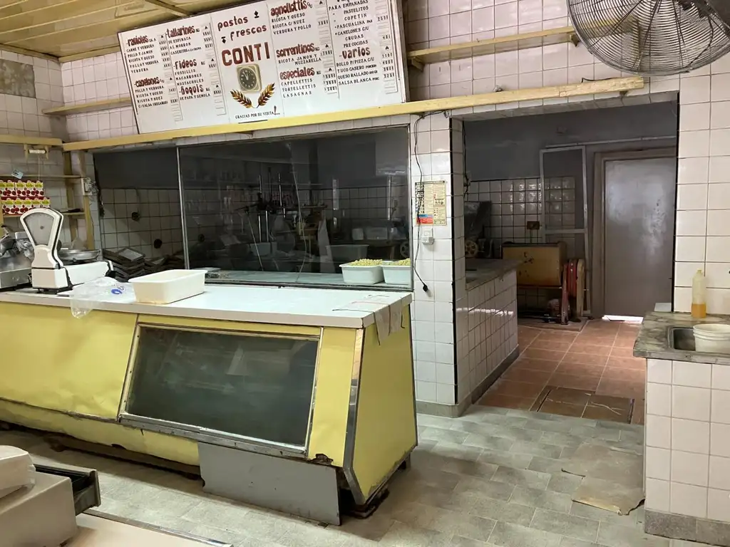 Foto de Local comercial con amplio lote, imagen 2