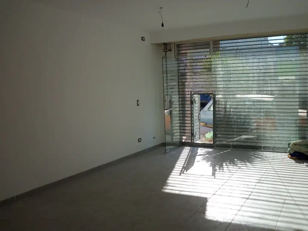Foto de VENTA LOCAL CON VIVIENDA 2 AMB. JARDIN ZONA CHAUVIN, imagen 2
