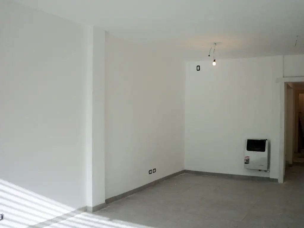 Foto de VENTA LOCAL CON VIVIENDA 2 AMB. JARDIN ZONA CHAUVIN, imagen 1