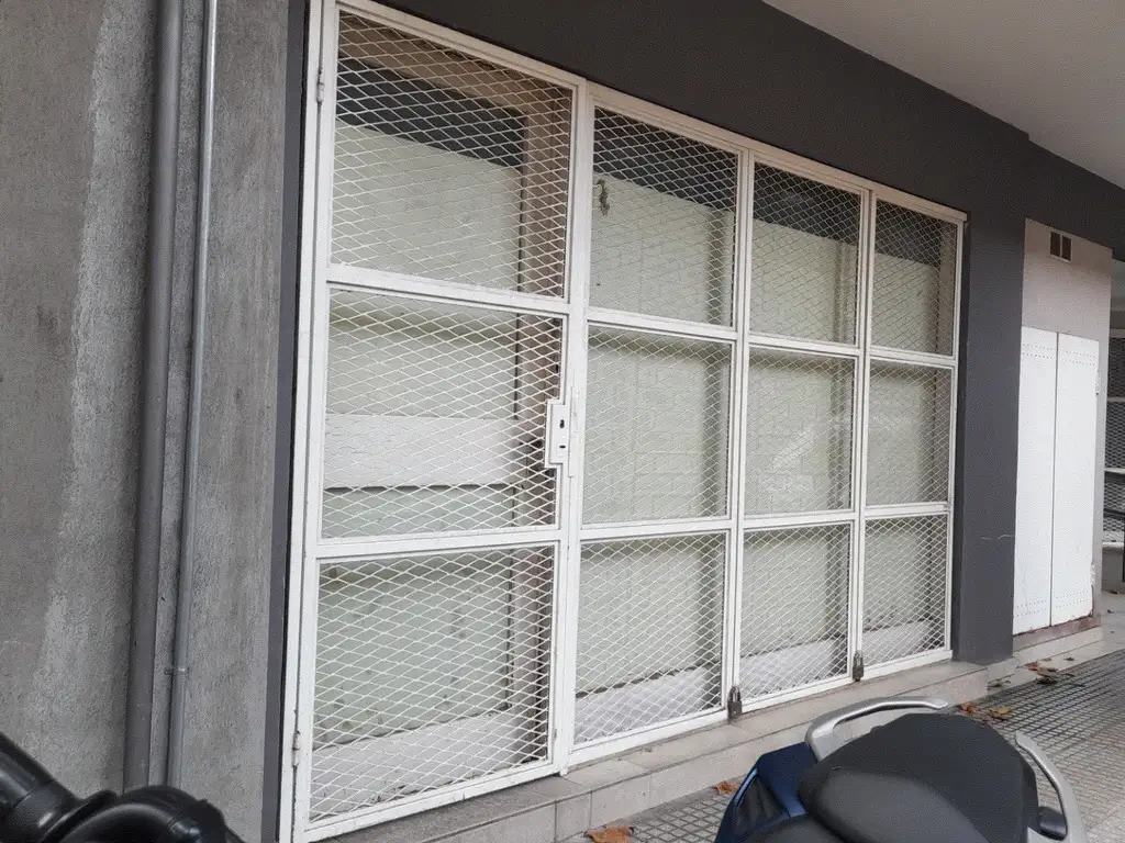Foto de LOCAL EN EDIFICIO TORRE 32 M2 BAÑO CON ANTEBAÑO FRENTE VIDRIADO, imagen 2