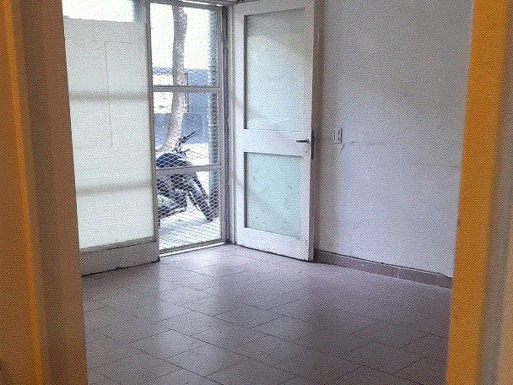 Foto de LOCAL EN EDIFICIO TORRE 32 M2 BAÑO CON ANTEBAÑO FRENTE VIDRIADO, imagen 1