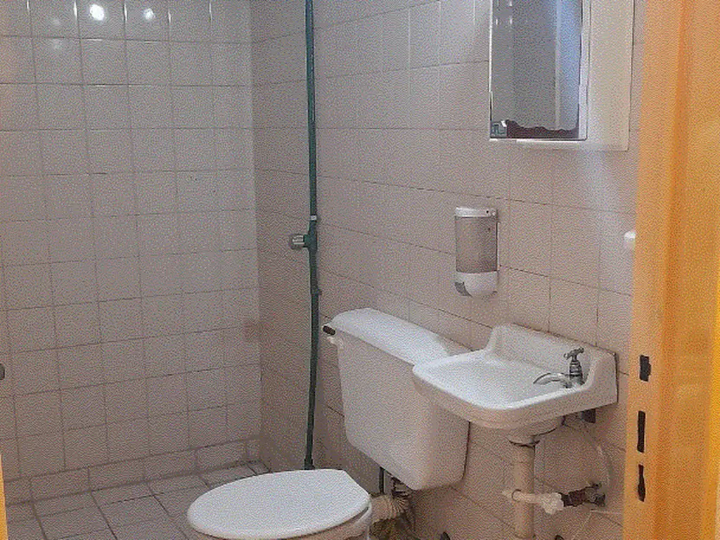 Foto de LOCAL EN EDIFICIO TORRE 32 M2 BAÑO CON ANTEBAÑO FRENTE VIDRIADO, imagen 5