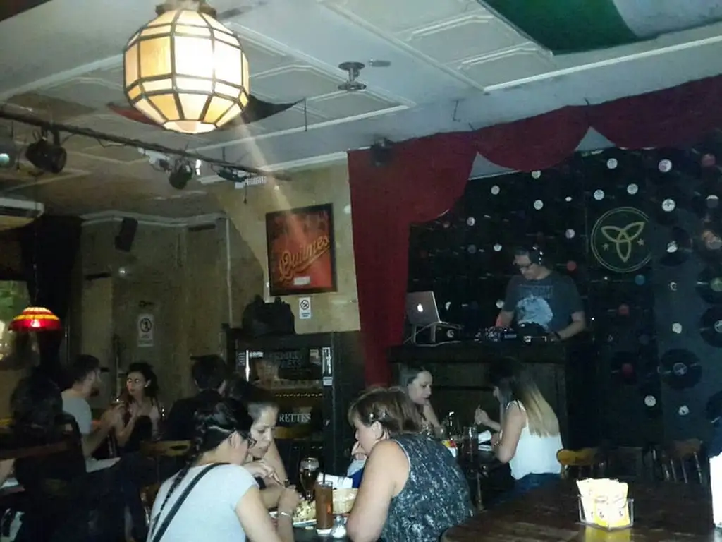 Foto de EXCEPCIONAL LOCAL DE 520M2!! ANTIGUO BAR IRLANDES EN MARCELO T. A MTS, imagen 4