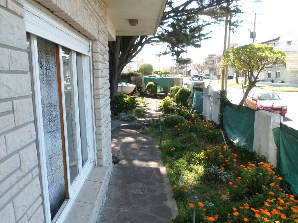 Foto de Chalet en esquina a metros del mar en barrio Faro, imagen 1