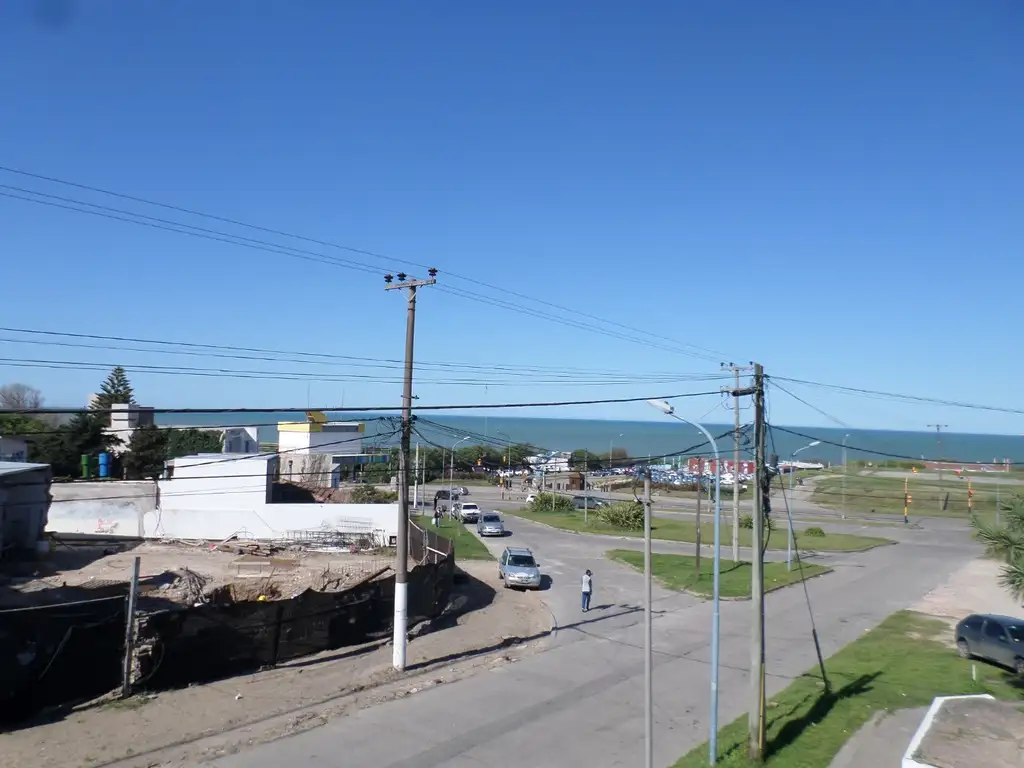 Foto de Chalet en esquina a metros del mar en barrio Faro, imagen 2