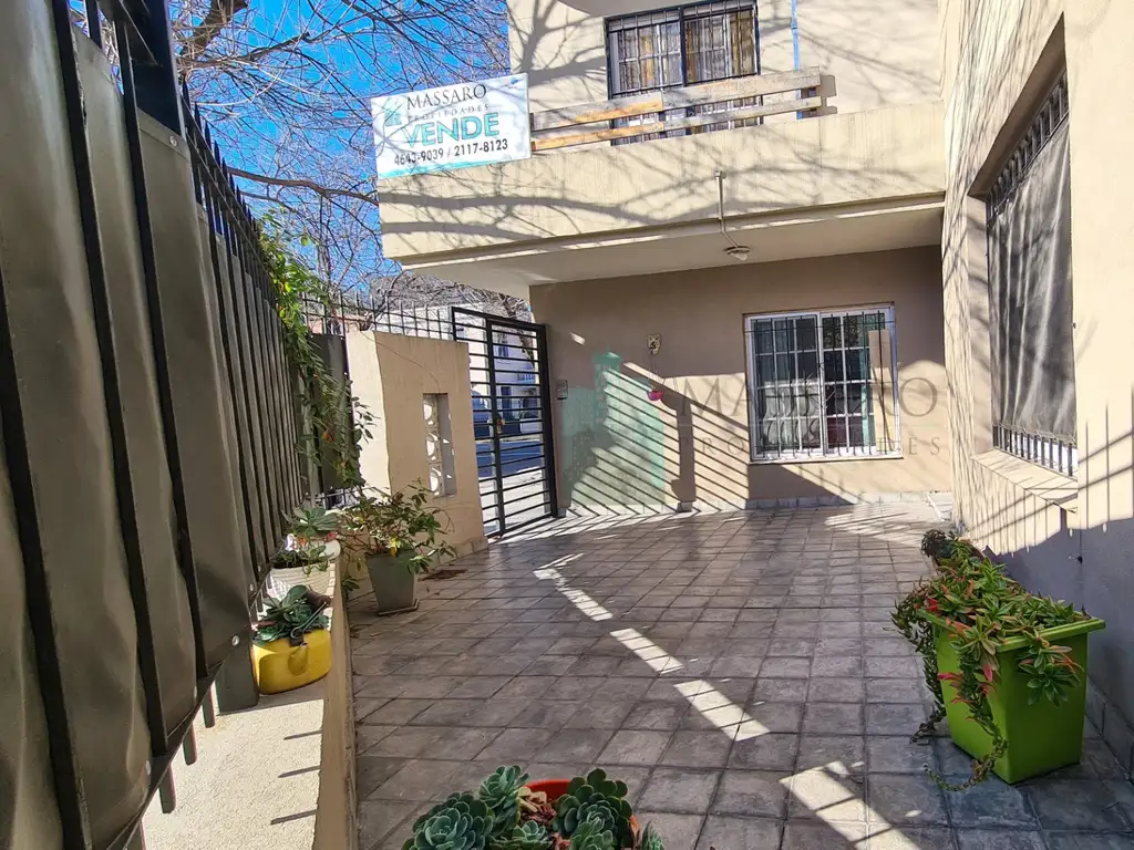 Foto de Casa en esquina sobre lote propio, 5 ambientes con garage y patio, imagen 1