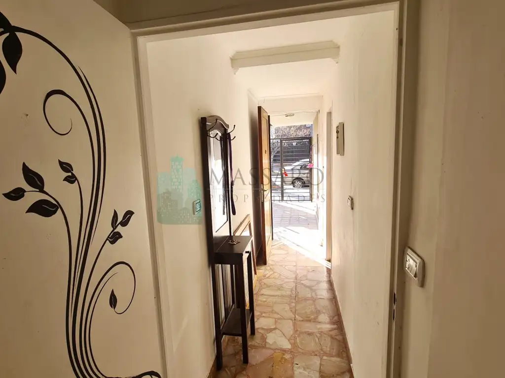 Foto de Casa en esquina sobre lote propio, 5 ambientes con garage y patio, imagen 3
