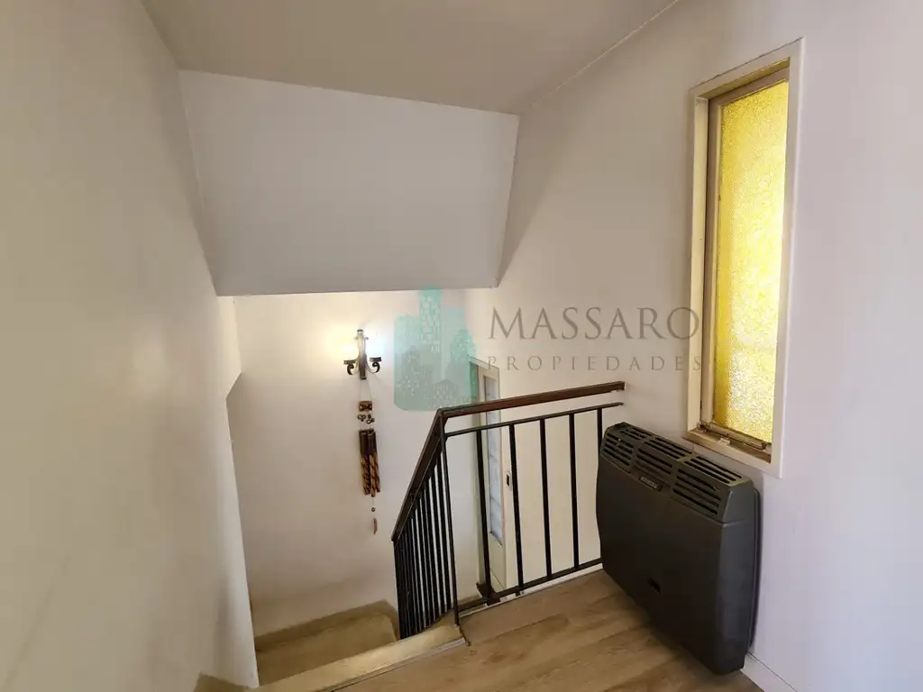 Foto de Casa en esquina sobre lote propio, 5 ambientes con garage y patio, imagen 2