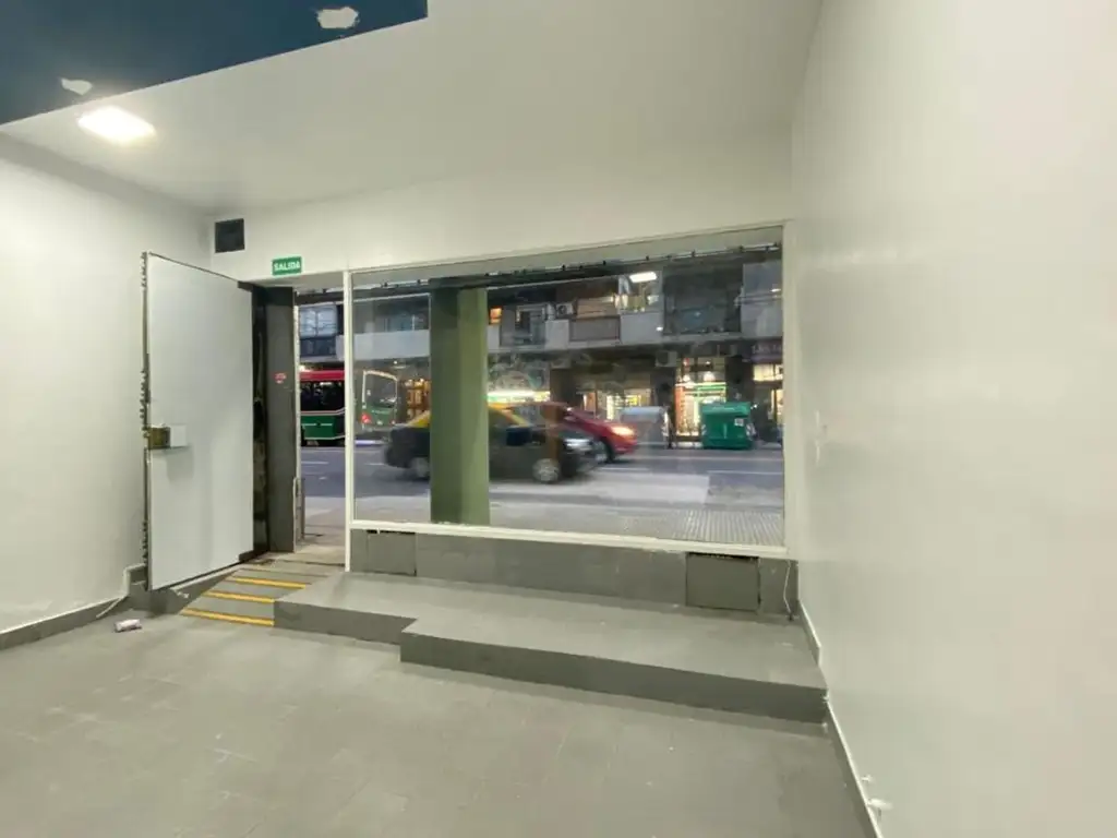 Foto de LOCAL EN VENTA EN AV LUIS MARIA CAMPOS 200, imagen 3