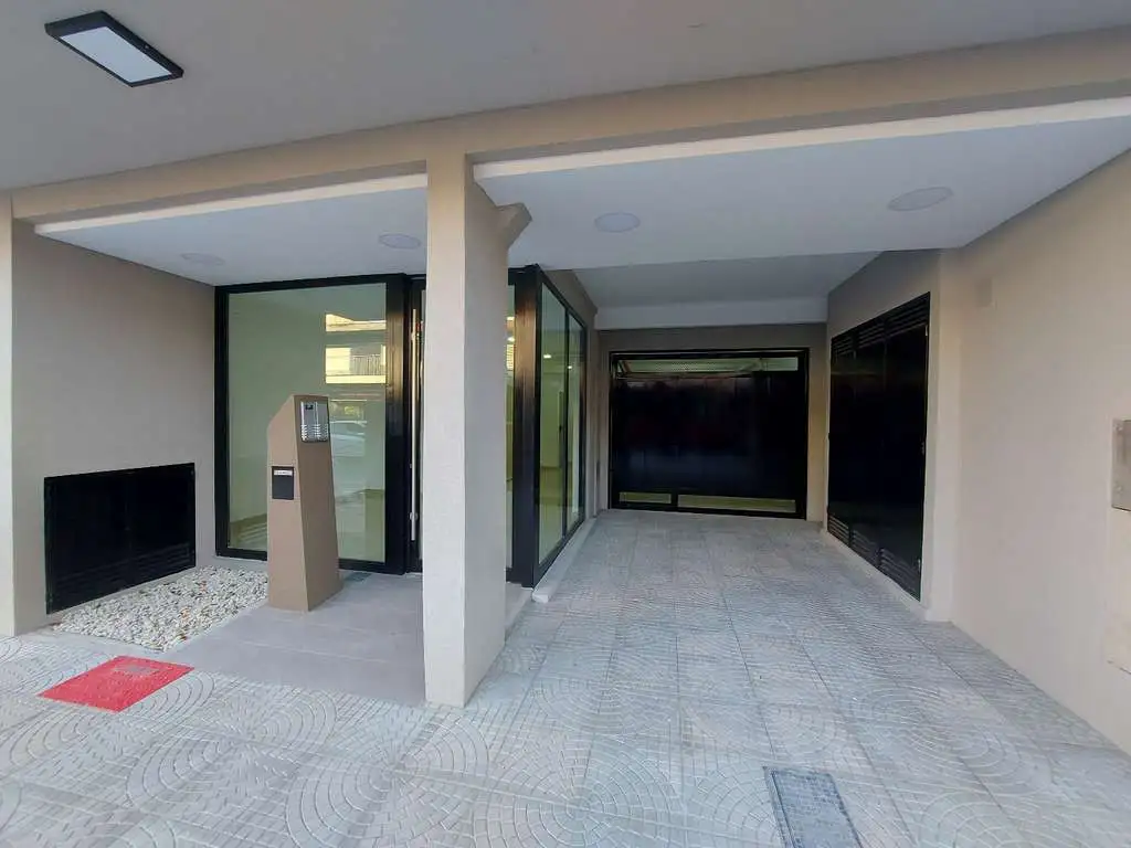 Foto de COCHERA CUBIERTA FIJA - PORTON AUTOMATICO - BAHIA BLANCA 2386 - VILLA, imagen 2