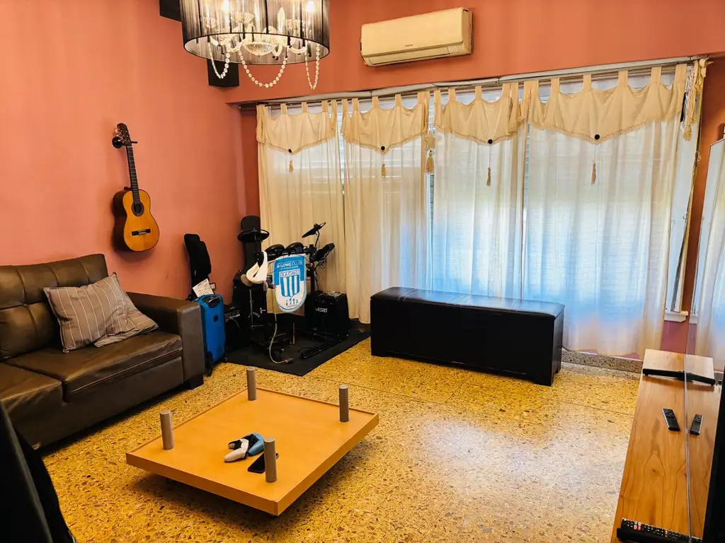 Foto de CASA EN LOTE PROPIO CON FONDO LIBRE Y PISCINA., imagen 1