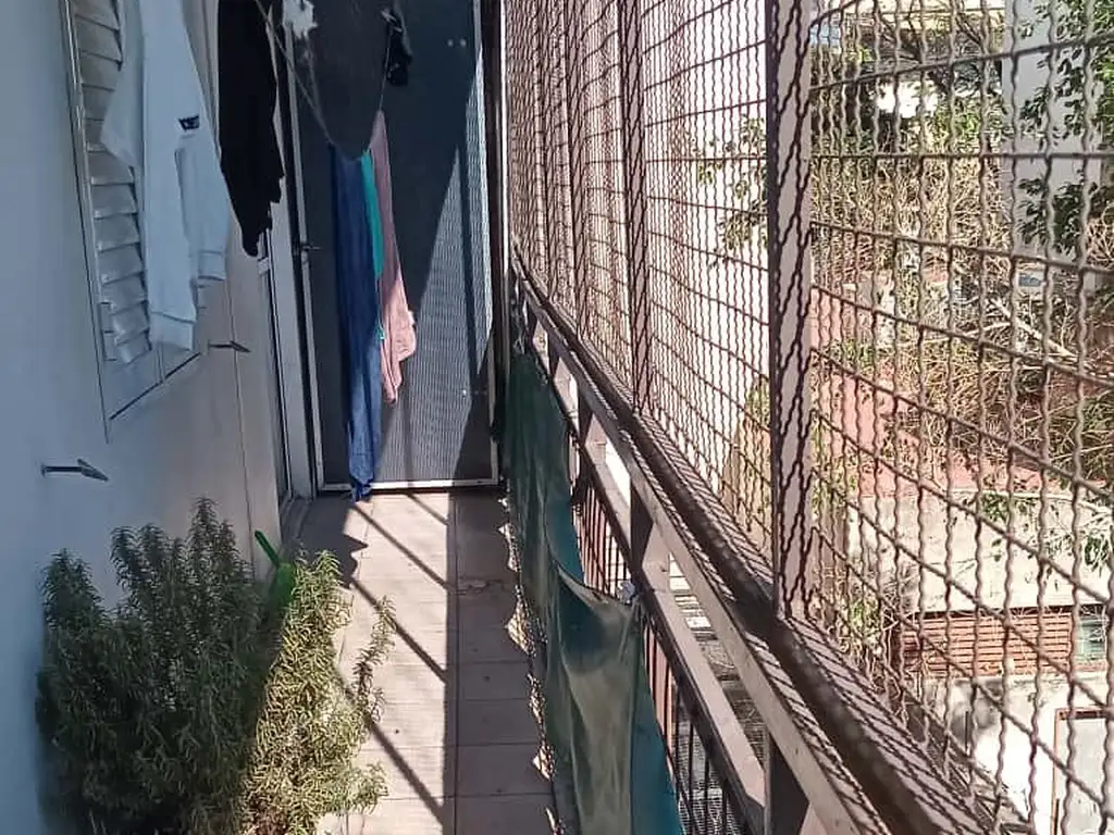 Foto de 4 Ambienes al contrafrente con balcon corrido, imagen 2