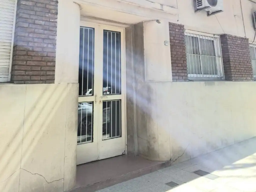 Foto de AMPLIO DEPARTAMENTO AL FRENTE PLANTA BAJA CON PATIO, imagen 4