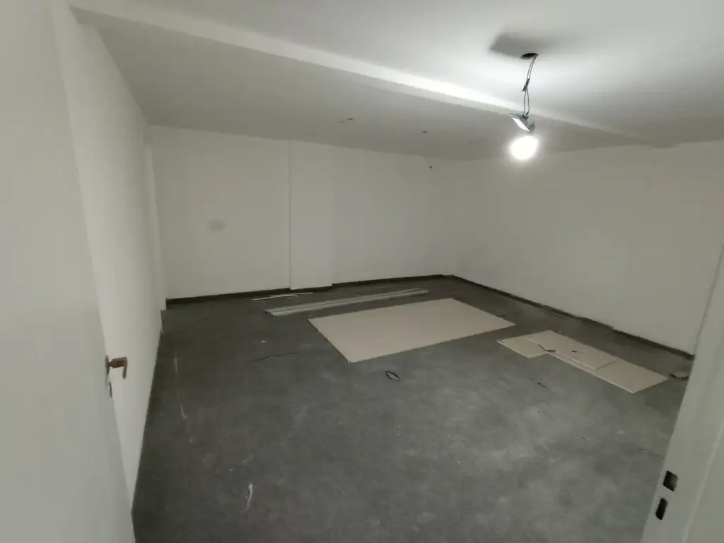 Foto de OFICINA EN PLANTA PB RECEPCIÓN Y 3 OFICINAS, 2 BAÑOS, imagen 2