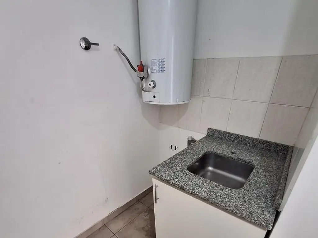 Foto de Depto. Alquiler. Solano. 3 amb c/ patio y cochera., imagen 2