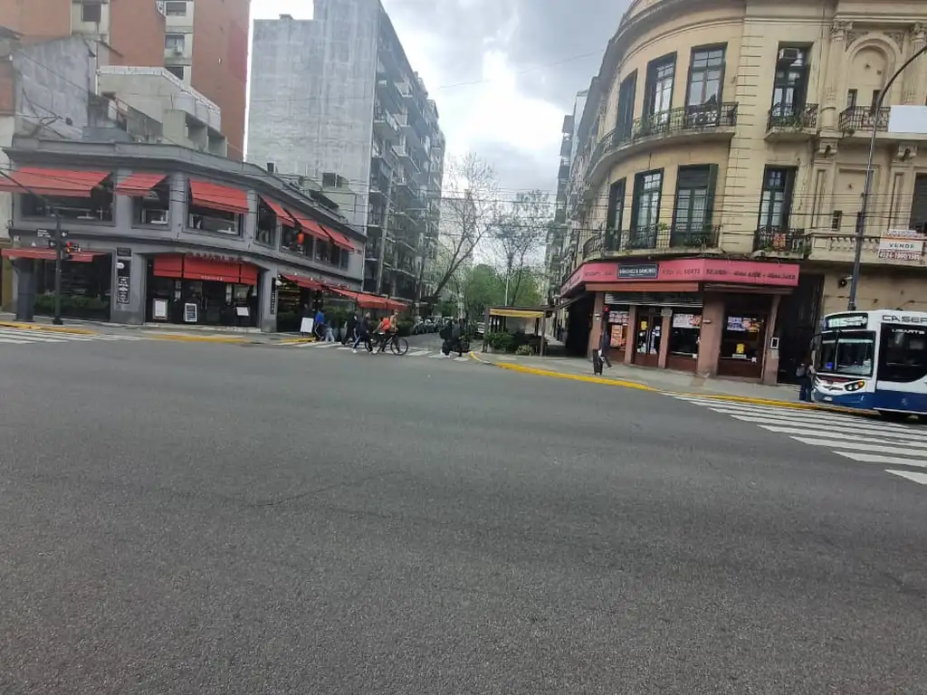 Foto de Local En Venta Sobre Esquina En Avenida Rivadavia Y Sanchez De, imagen 2