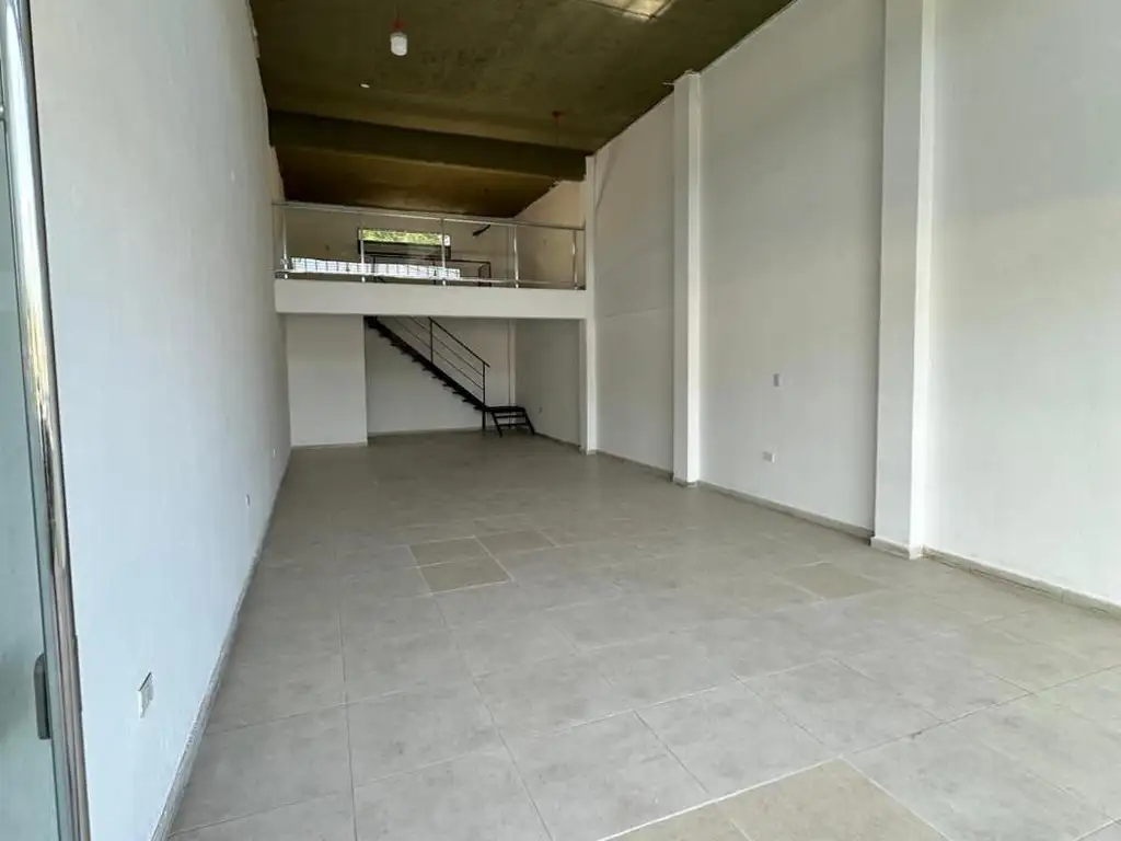 Foto de Excelentes Locales Comerciales sobre Yrigoyen, imagen 3