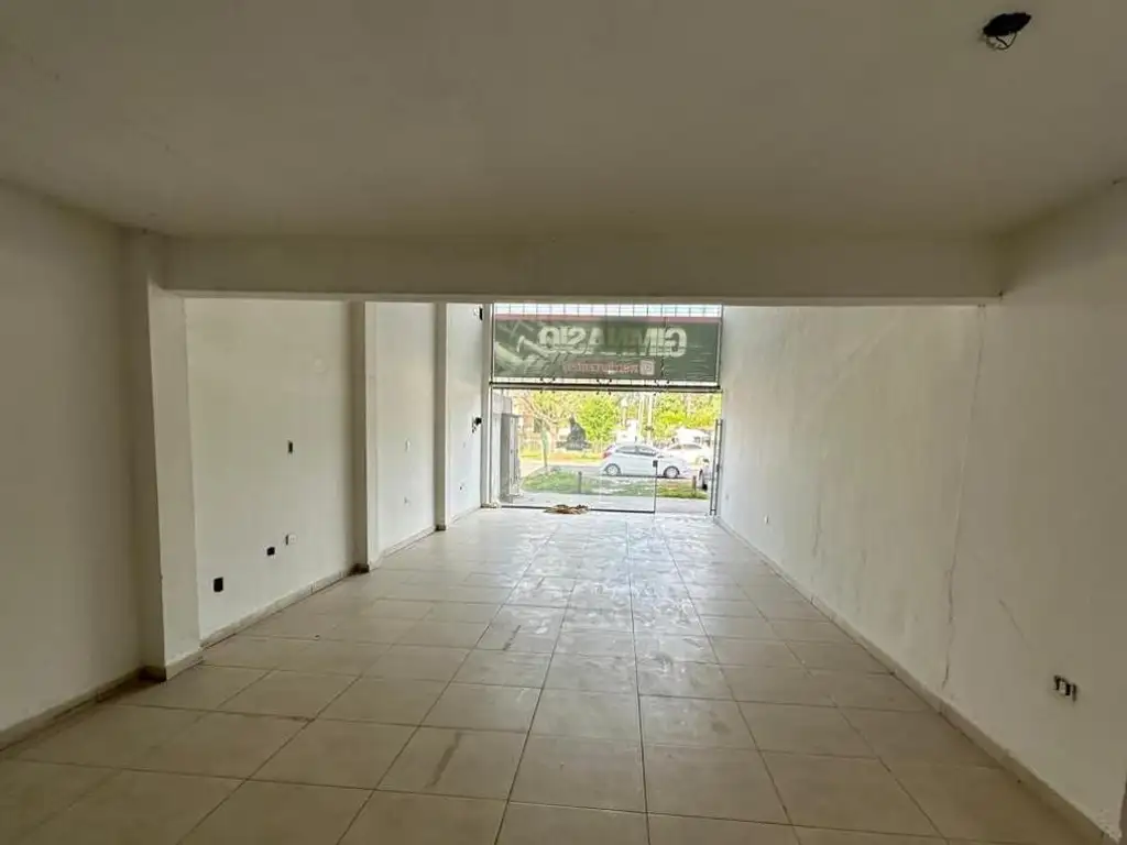 Foto de Excelentes Locales Comerciales sobre Yrigoyen, imagen 4