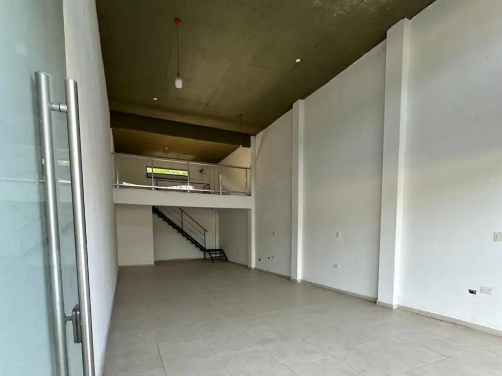 Foto de Excelentes Locales Comerciales sobre Yrigoyen, imagen 5