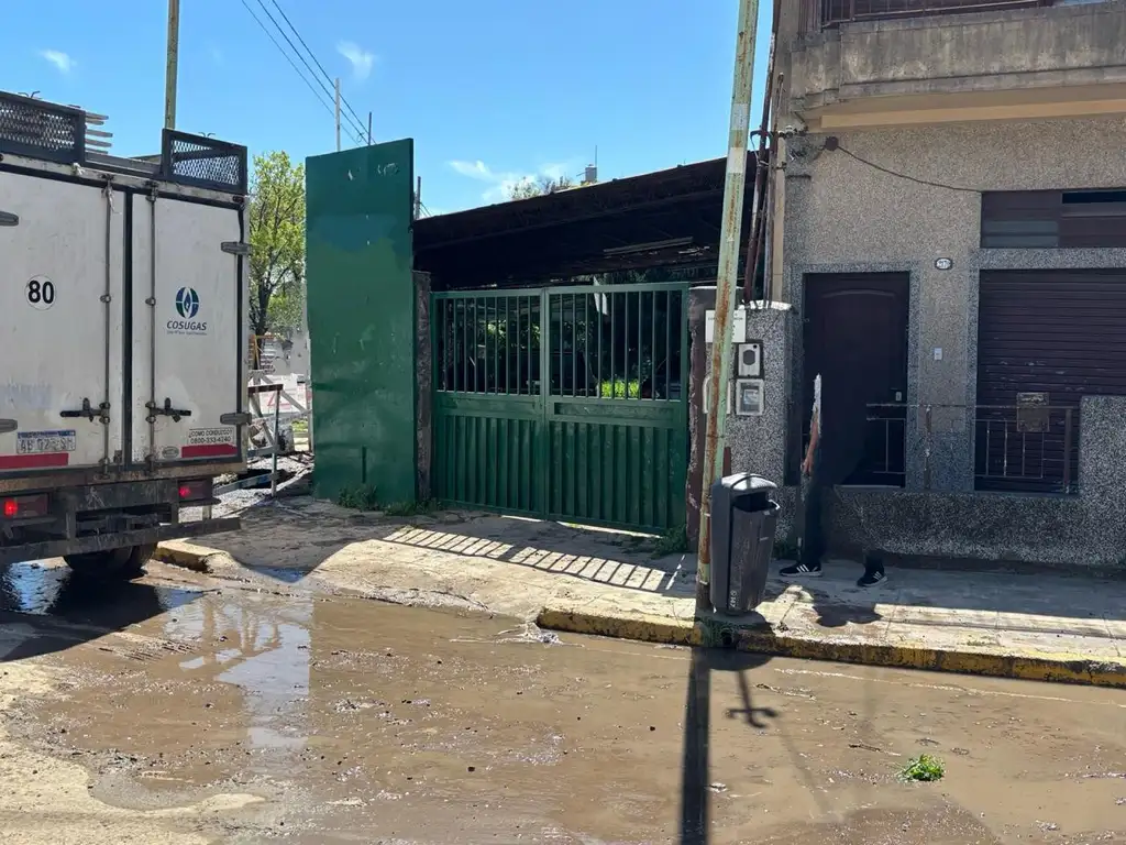 Foto de Casa multifamiliar .En Venta En Parque Avellaneda sobre dos lotesCon, imagen 1