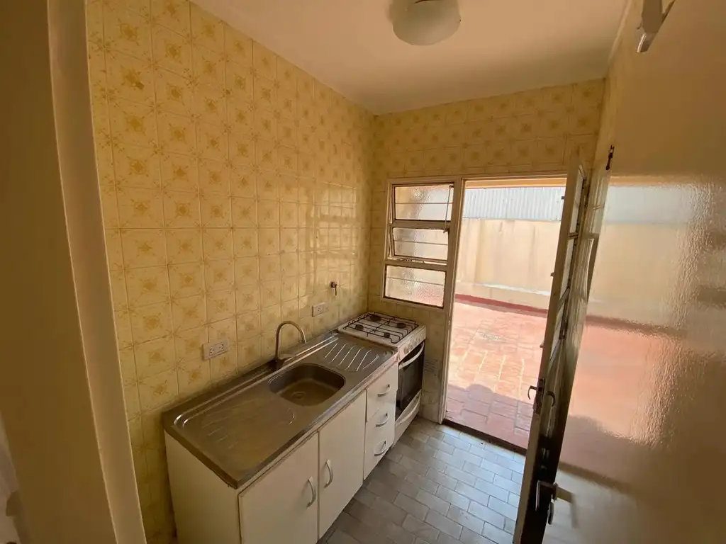 Foto de DEPARTAMENTO 2 AMBIENTES VENTA CON PATIO Y RENTA, imagen 5