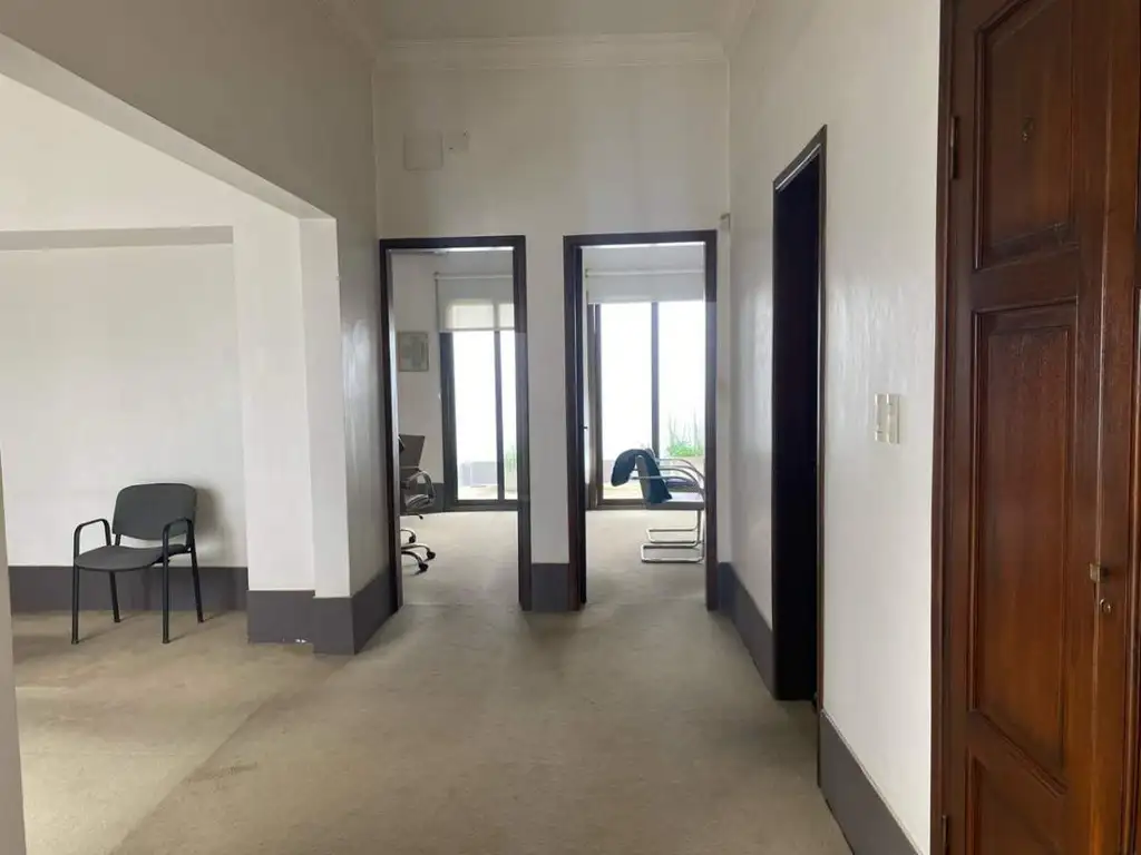 Foto de ALQUILER! Excelente inmueble para oficinas o estudios profesionales, imagen 2