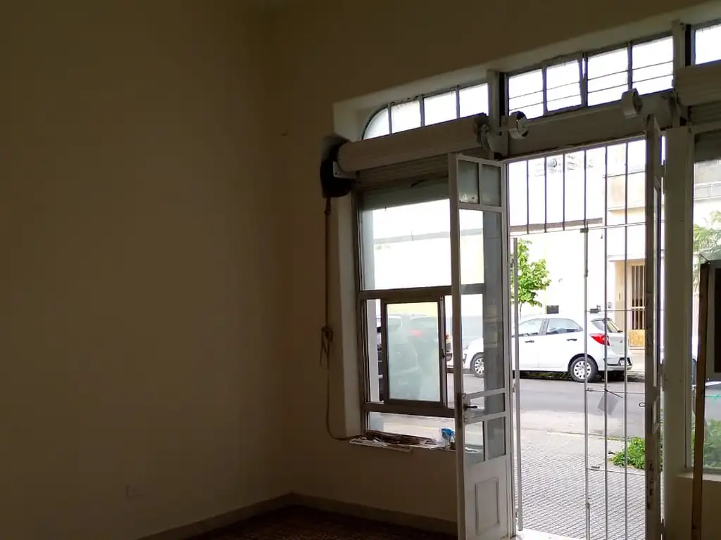 Foto de Alquiler de local de 25 m² en zona céntrica de Mataderos. Seguro de, imagen 2