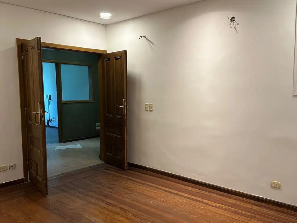 Foto de Hermosa y amplia oficina , al frente con balcon , excelente ubicacion., imagen 2
