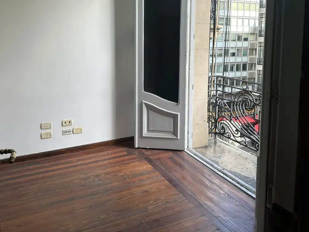 Foto de Hermosa y amplia oficina , al frente con balcon , excelente ubicacion., imagen 5